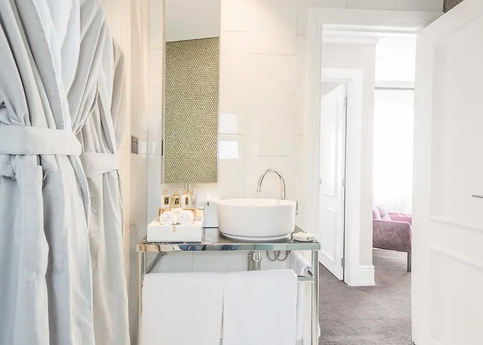 One-Bedroom Upper Floors King Suite