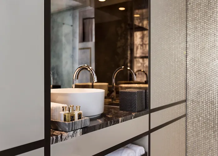 One-Bedroom Upper Floors King Suite