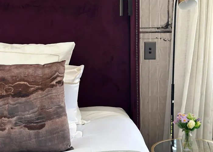 One-Bedroom Upper Floors King Suite